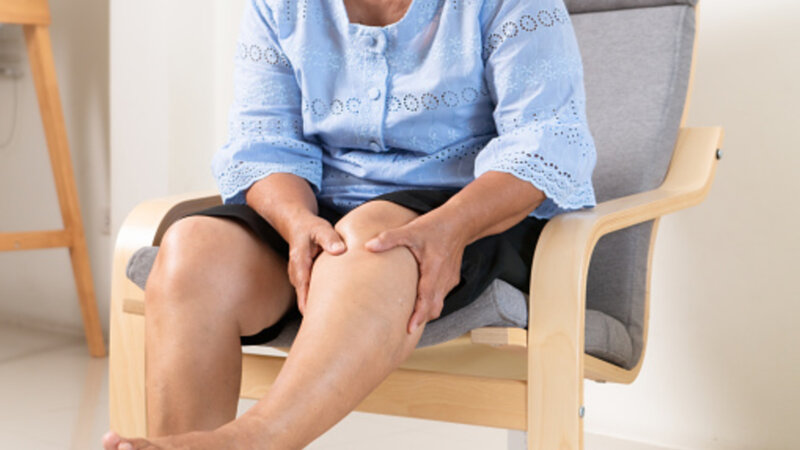 Jambes lourdes : identifier la cause