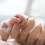 bébé avec un bracelet d'hôpital