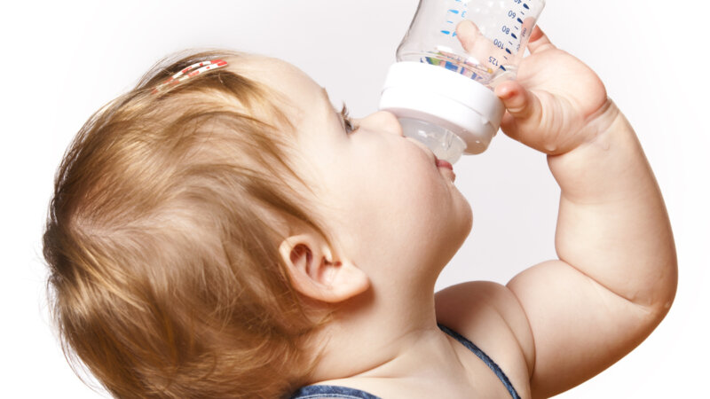 Préparation du biberon : eau du robinet ou eau en bouteille ?