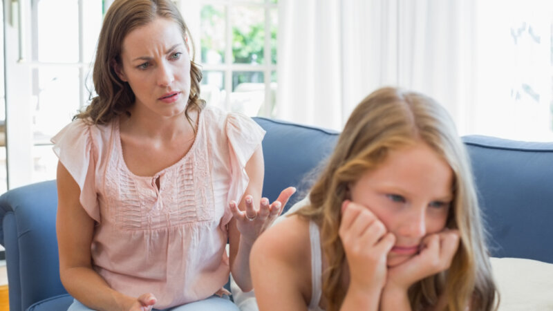 Mon enfant me repousse : pourquoi et que faire ?