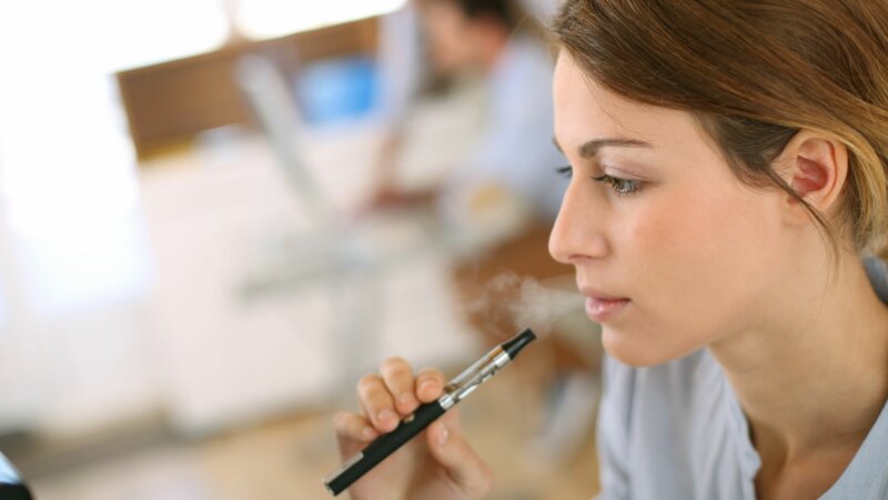 Le vapotage passif présente-t-il un risque ?