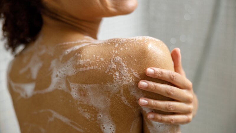 Savon, gel ou huile : lequel choisir pour la douche ?