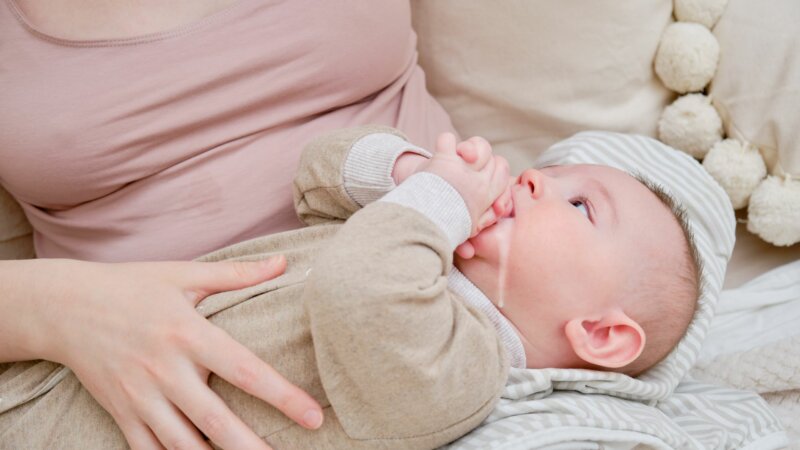 Régurgitations : quand faut-il s’inquiéter d’un reflux gastro-œsophagien chez un bébé ?