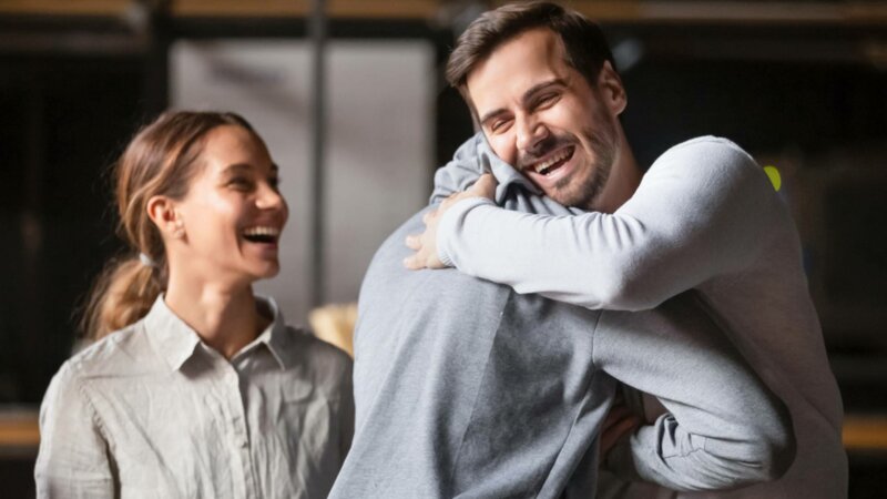 Câlins, accolades, caresses… une étude confirme leurs bienfaits apaisants