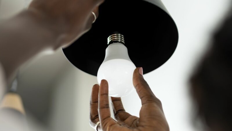 Lumière artificielle : des seuils d’exposition trop élevés pour nos yeux ?