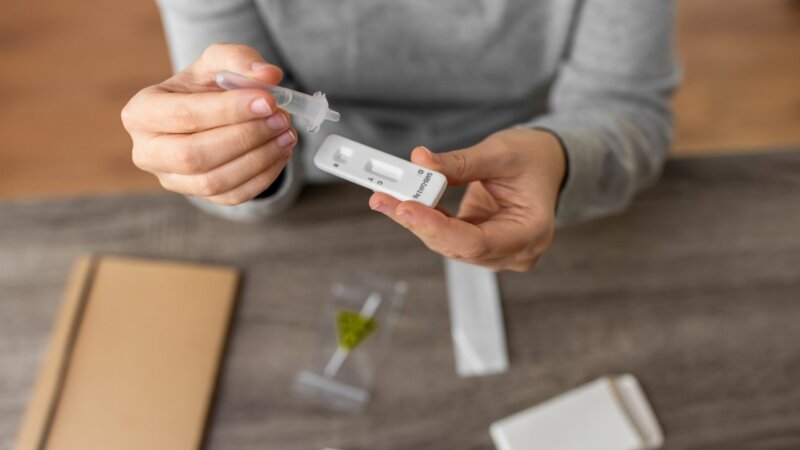 Covid-19 : que sait-on de FLiRT, ce variant émergent ?