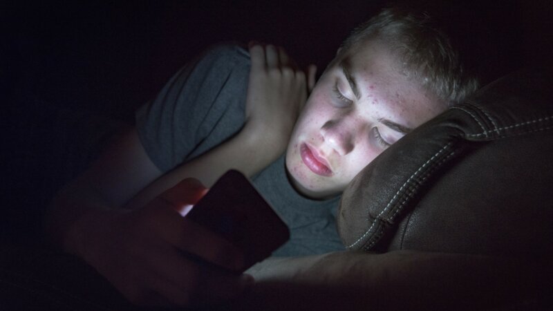 Mon ado regarde du porno : ne pas banaliser et en parler