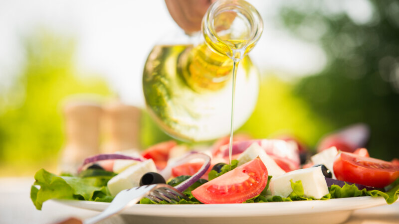 Colza, noix, tournesol : le match des huiles végétales