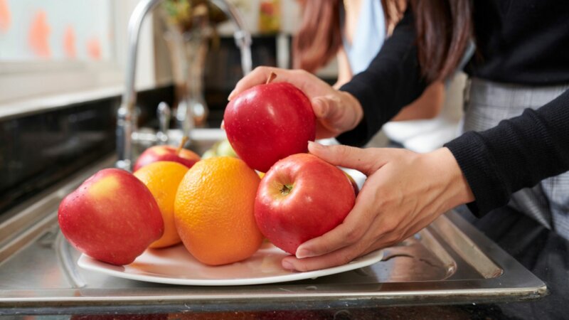 La peau des fruits arrête-t-elle les pesticides ?