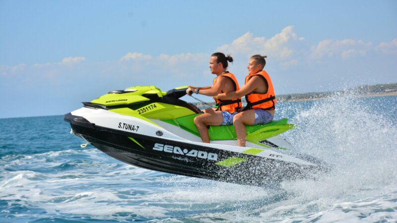 Ski nautique, jet-ski : qu’est-ce que le syndrome du canadair