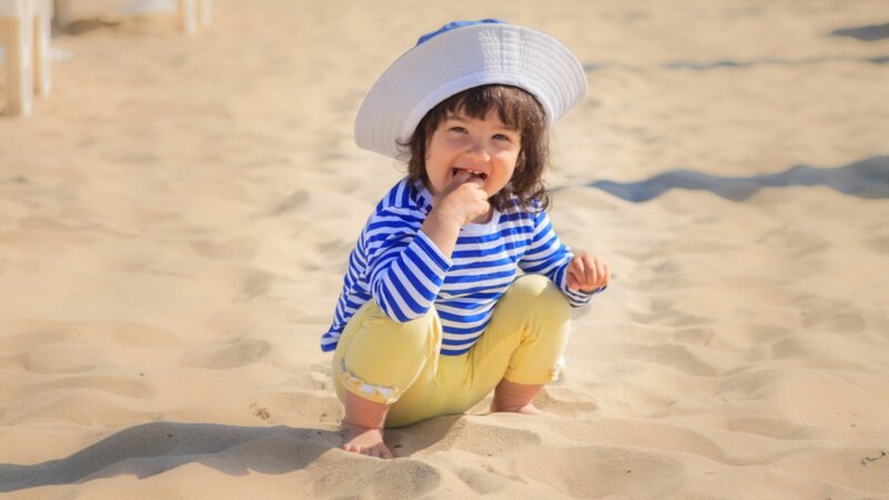 Sur la plage, votre bébé a mangé du sable : c’est grave ?