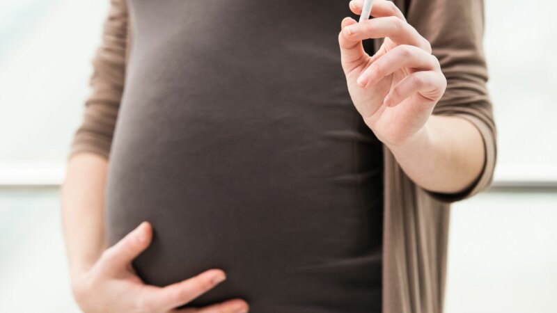 Tabac : plus d’une femme sur dix continue de fumer pendant sa grossesse