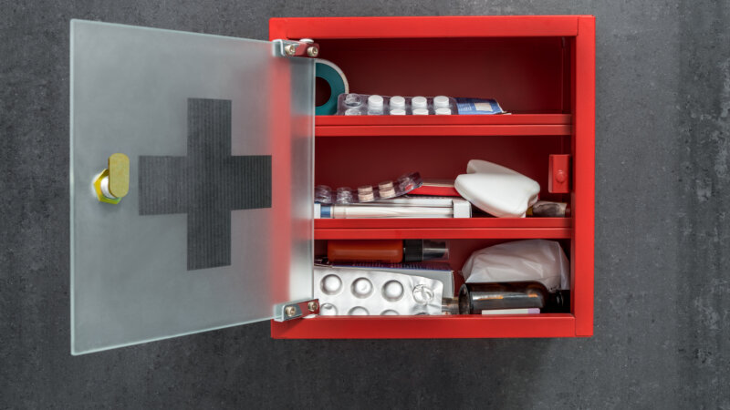 Paracétamol, ibuprofène, des médicaments « périmés » qui seraient encore efficaces !