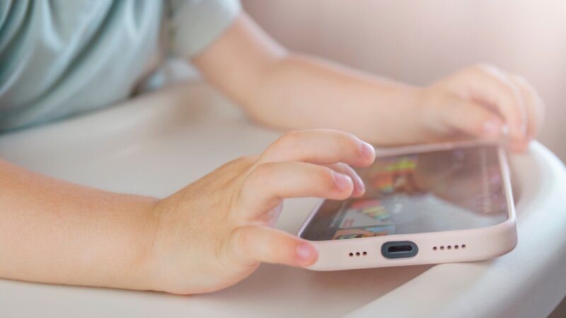 Rentrée : à quel âge acheter un téléphone portable à son enfant ?