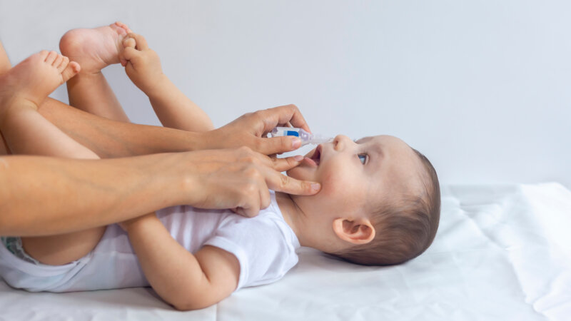 Rhume : pourquoi les solutions salines sont-elles efficaces ?