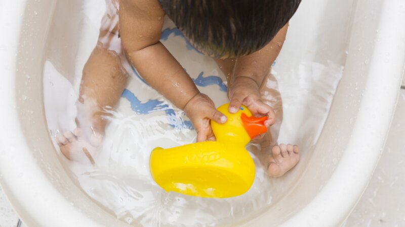 Des moisissures dans les jouets de bain : faut-il s’inquiéter ?