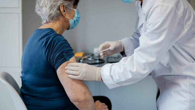 Grippe, Covid-19 : gestes barrières et vaccination, qu’en pensent les Français ?