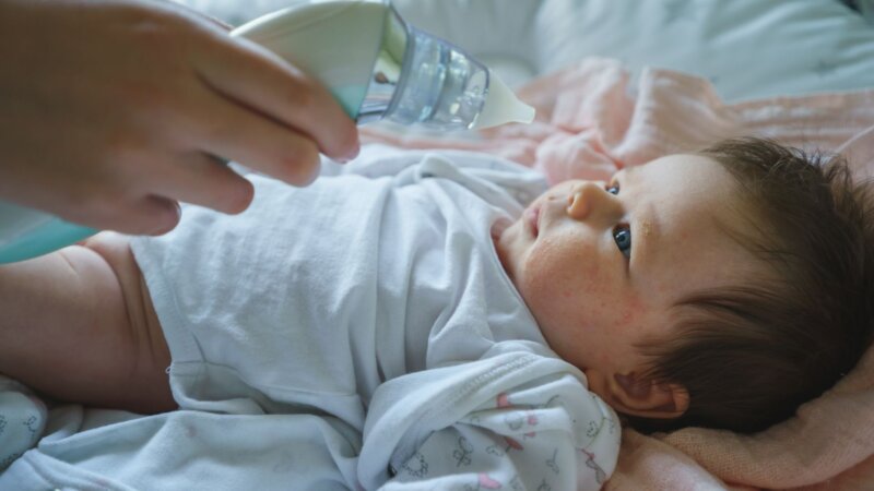 Lavage de nez : pourquoi préférer le sérum physiologique au mouche-bébé ?