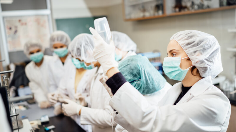 Industrie pharmaceutique : réindustrialiser et… recruter