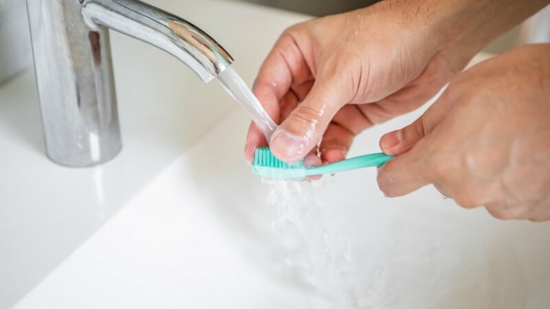 Les virus pullulent sur les brosses à dents et pommes de douche : pourquoi c’est une bonne nouvelle ?
