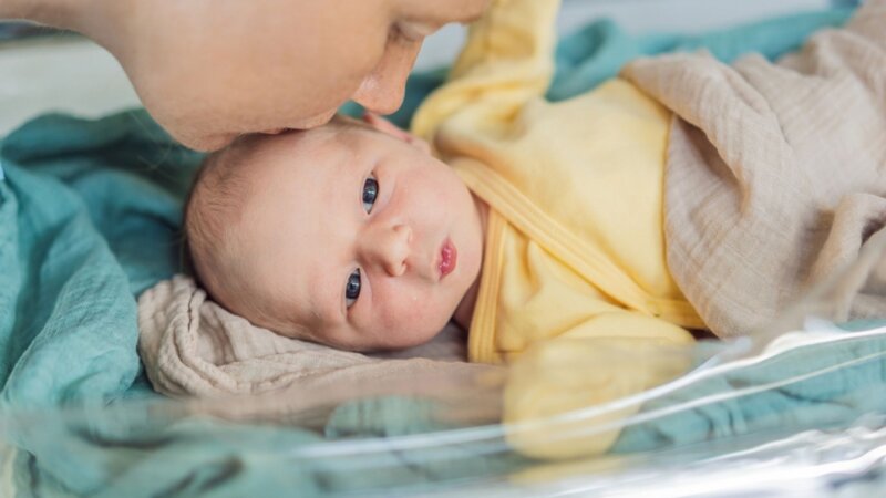 Pourquoi il ne faut pas embrasser les nouveau-nés : un médecin britannique alerte