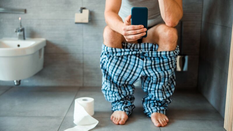 Smartphone aux toilettes : pourquoi ne faut-il pas rester assis plus de 10 minutes ?