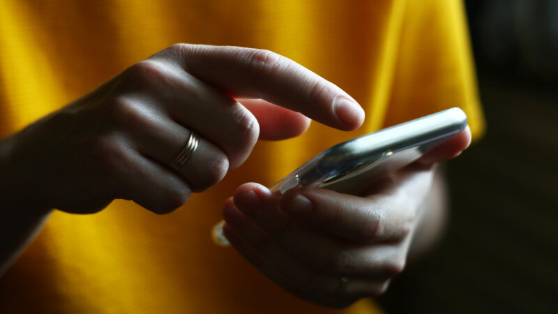 Réseaux sociaux : comment scroller nuit à notre santé mentale…