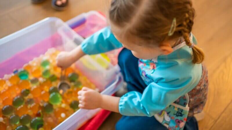 Billes et perles d’eau : des médecins alertent face au risque d’ingestion