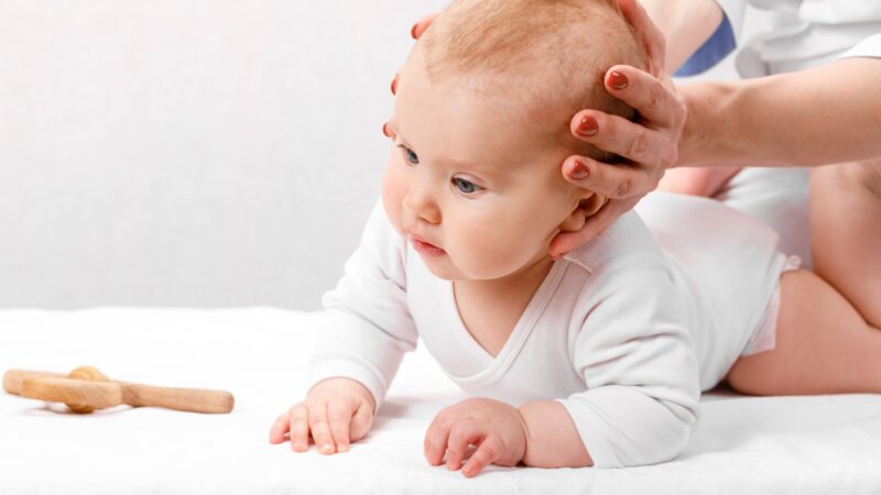 Ostéopathie pour les bébés : l’Académie de médecine veut des preuves de son efficacité