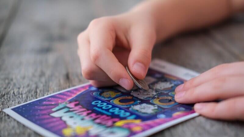 Offrir des jeux à gratter à un enfant : pourquoi est-ce une mauvaise idée ?