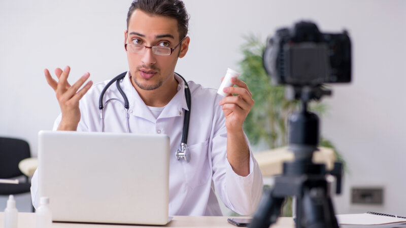 Médecins influenceurs, faut-il les croire sur parole ?