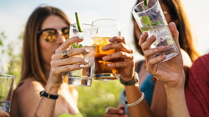 Comment les œstrogènes influencent-ils la consommation excessive d’alcool chez les femmes ?