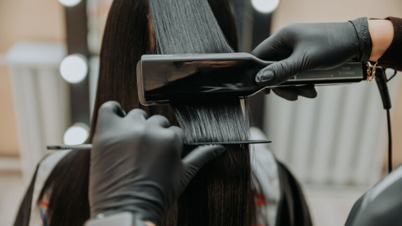 Lissage brésilien : l’Anses recommande d’éviter les produits contenant de l’acide glyoxylique