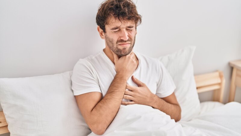 Pourquoi ai-je mal à la gorge le matin ?