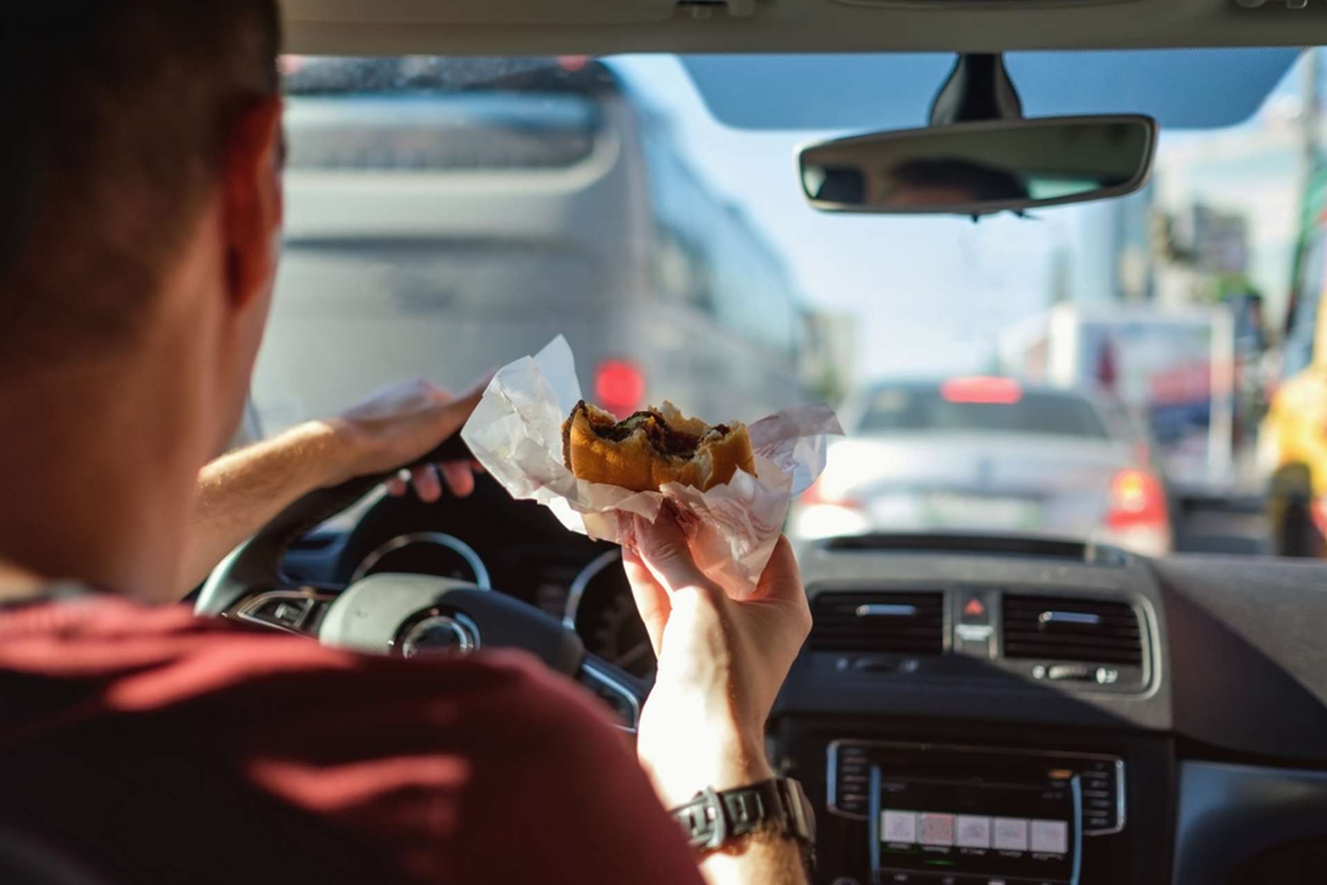 Pourquoi être bloqué dans les embouteillages donne des envies de fast-food