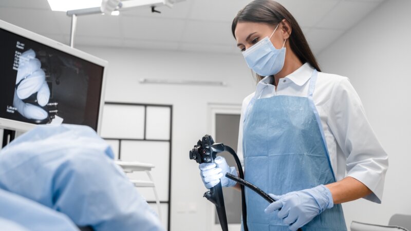 Cancer colorectal : pourquoi les Français redoutent-ils la coloscopie ?