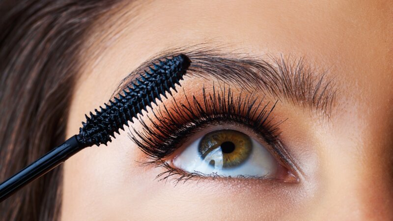 Irritation, infection, sécheresse, inflammation… les dangers du maquillage pour les yeux