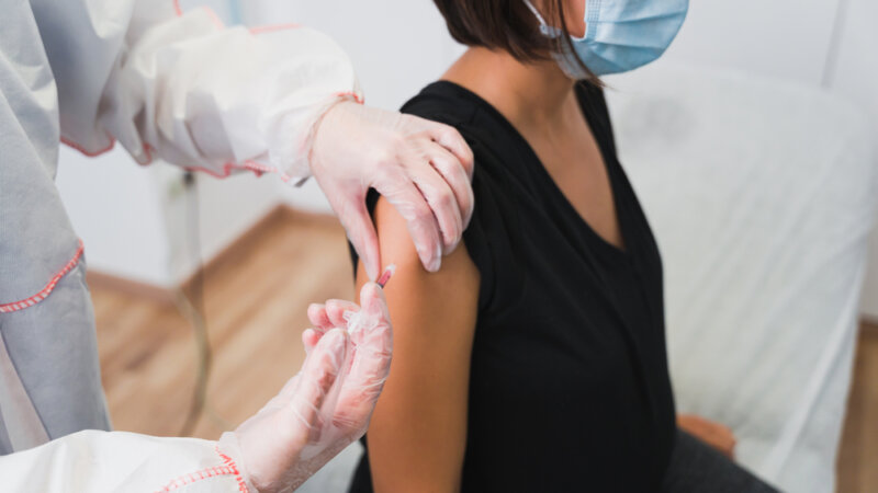 Covid-19 : la vaccination réduit aussi le risque de « Covid long »