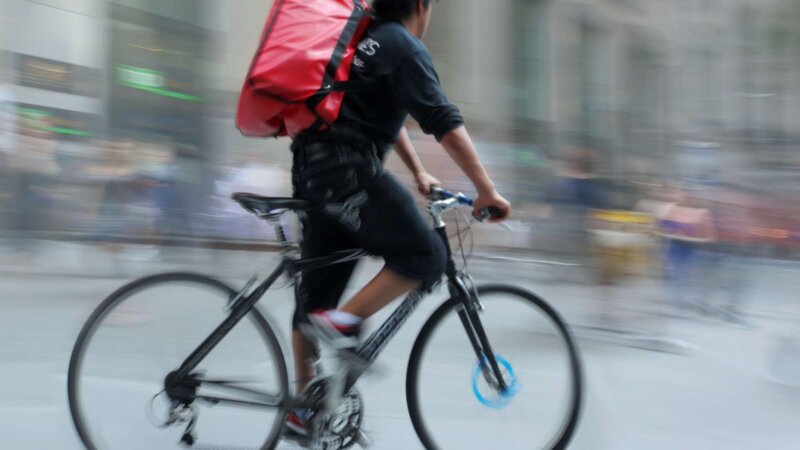 Livreurs à vélo : une crise sanitaire silencieuse