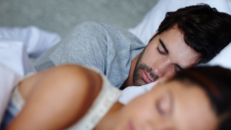 Sommeil : les 5 aliments à éviter (Vidéo)