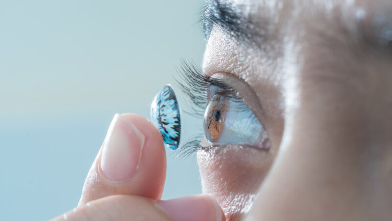 Lentilles colorées et faux cils  : quels sont les risques pour vos yeux ?