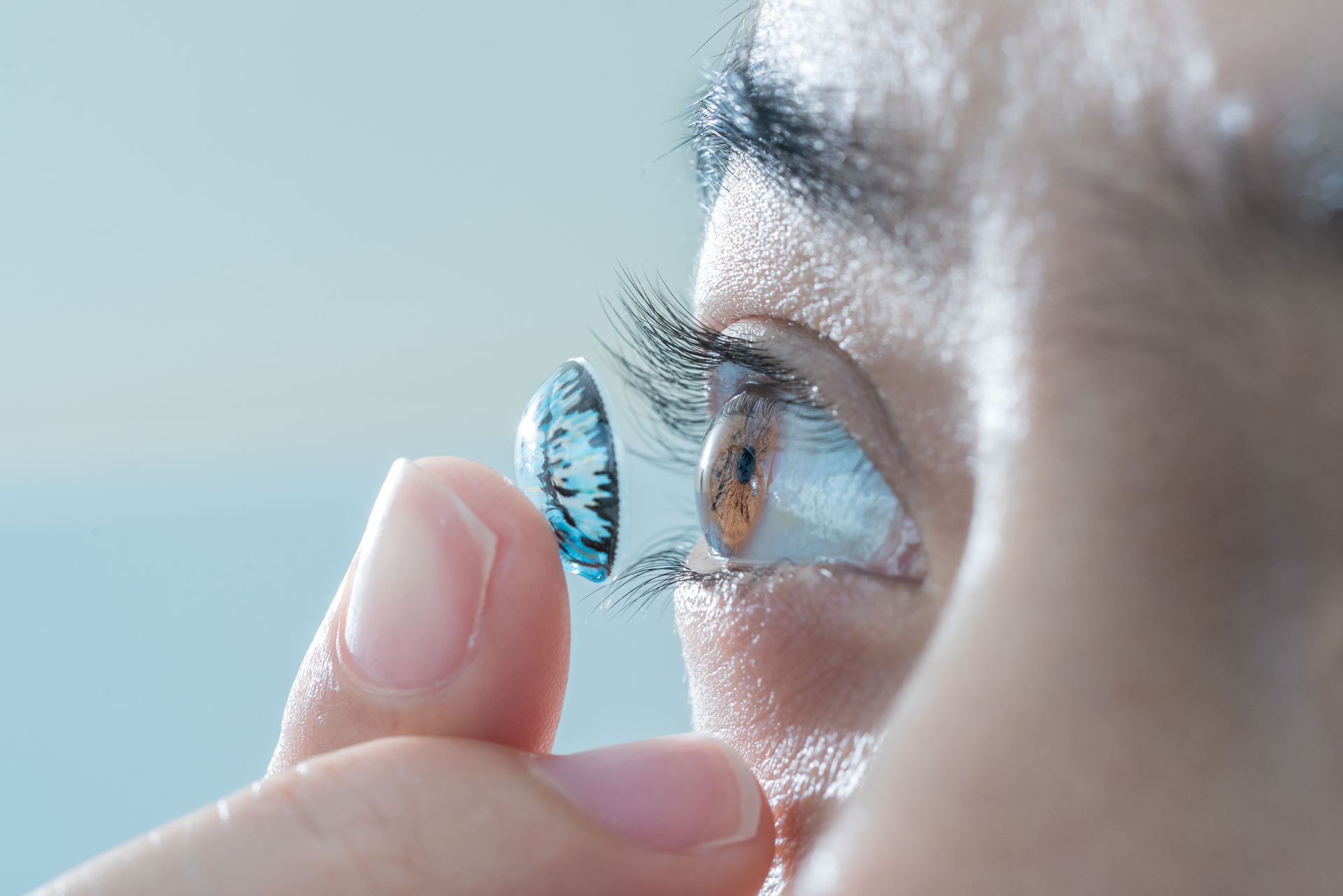 Lentilles colorées et faux cils : quels sont les risques pour vos yeux ?