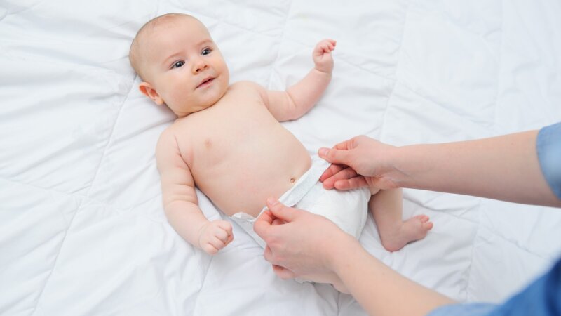 Pourquoi les bébés font-ils souvent caca ?