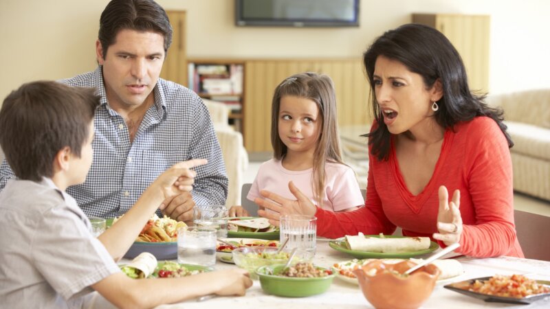 Repas avec les enfants : que faire quand le conflit s’invite à table ?