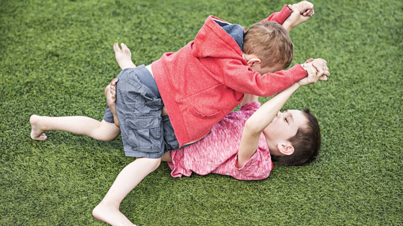 Mon enfant tape, mord… Comment réagir ?