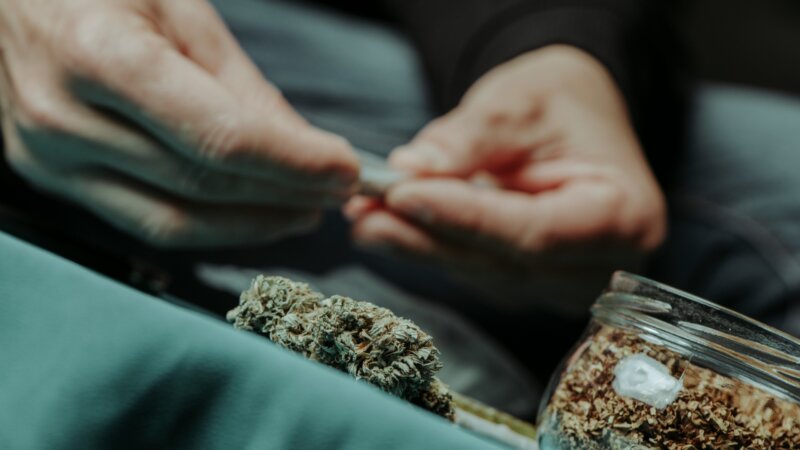 Légalisation du cannabis récréatif : pourquoi l’Académie de médecine réitère-t-elle son opposition ?