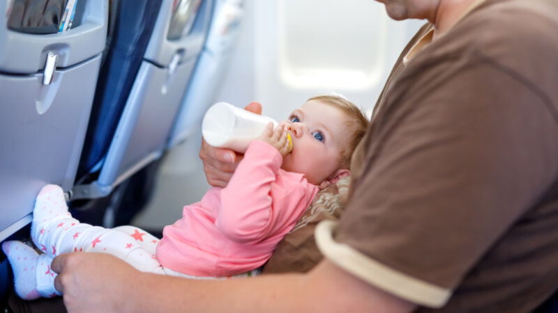 L’avion avec un bébé : quelles précautions prendre ?