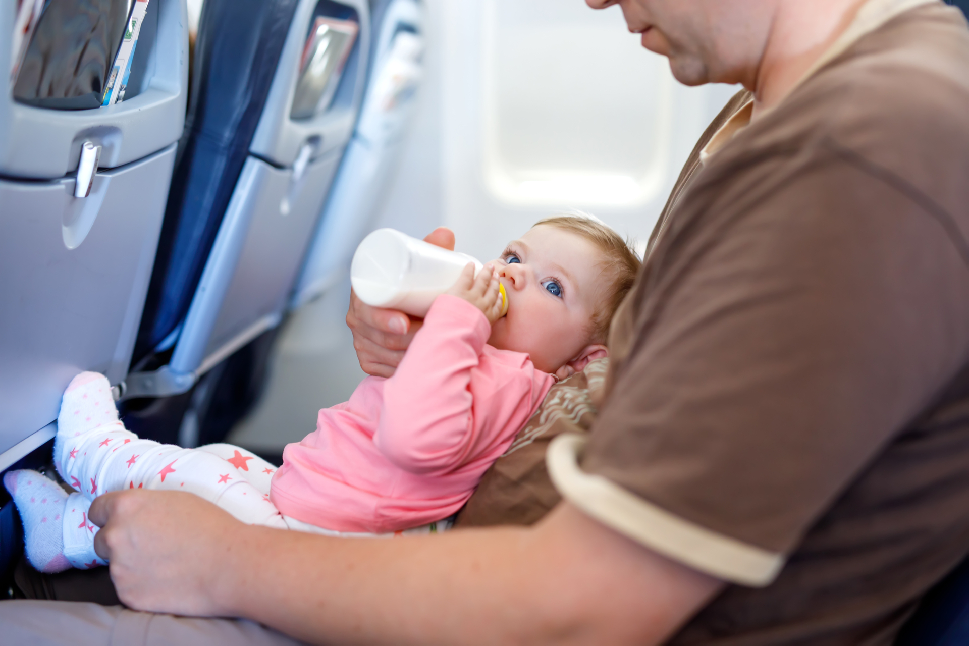 L’avion avec un bébé : quelles précautions prendre ?