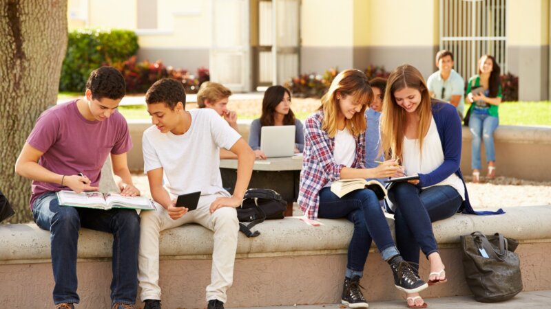 Jeux en ligne, cigarette électronique, médicaments : ces nouveaux comportements à risque chez les jeunes