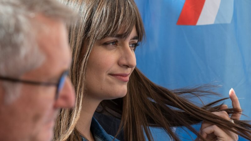 Tremblement essentiel : qu’est-ce que cette maladie neurologique dont souffre Clara Luciani ?